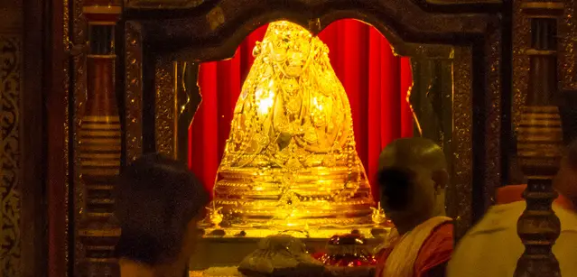 Tooth Temple Ceremony in Kandy nearby