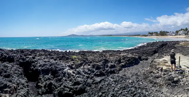 Beach in Puerto Villamil in front of the Albermale Hotel