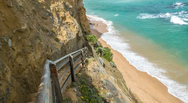 Gibson Steps down to 12 Apostles Beach