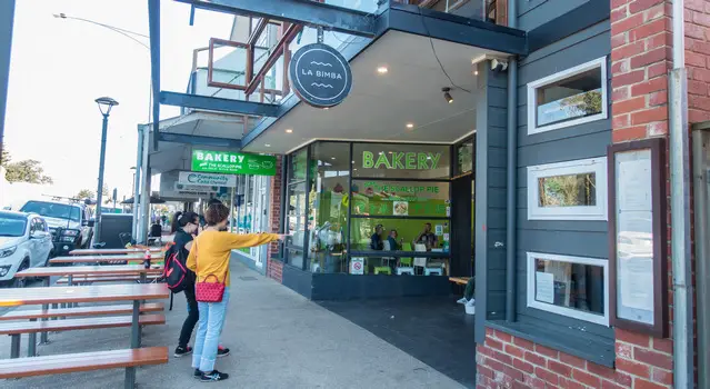 Apollo Bay - Scallop Pies Bakery