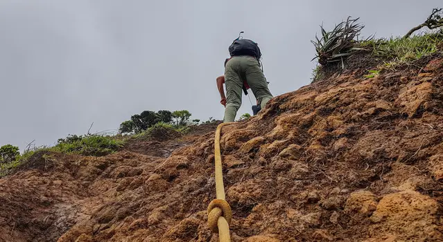 Moanalua exposed climb along a rope
