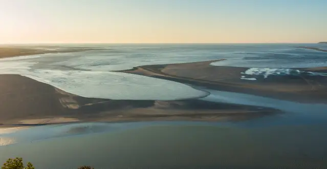 The first wave at spring tide watched from Mont-Saint-Michel