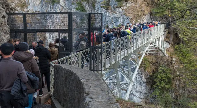 Marienbrücke - Bridge at weekends during the day