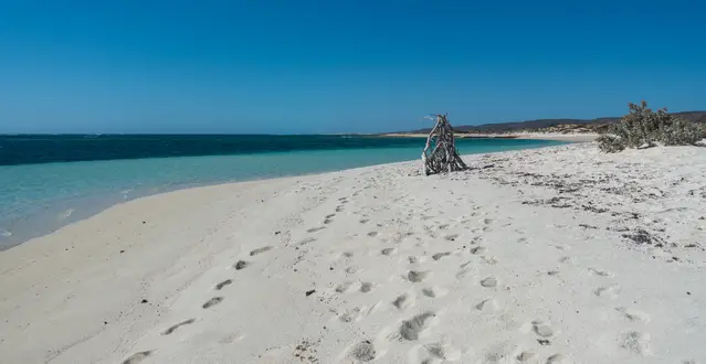 Ningaloo - empty beach during the shoulder season