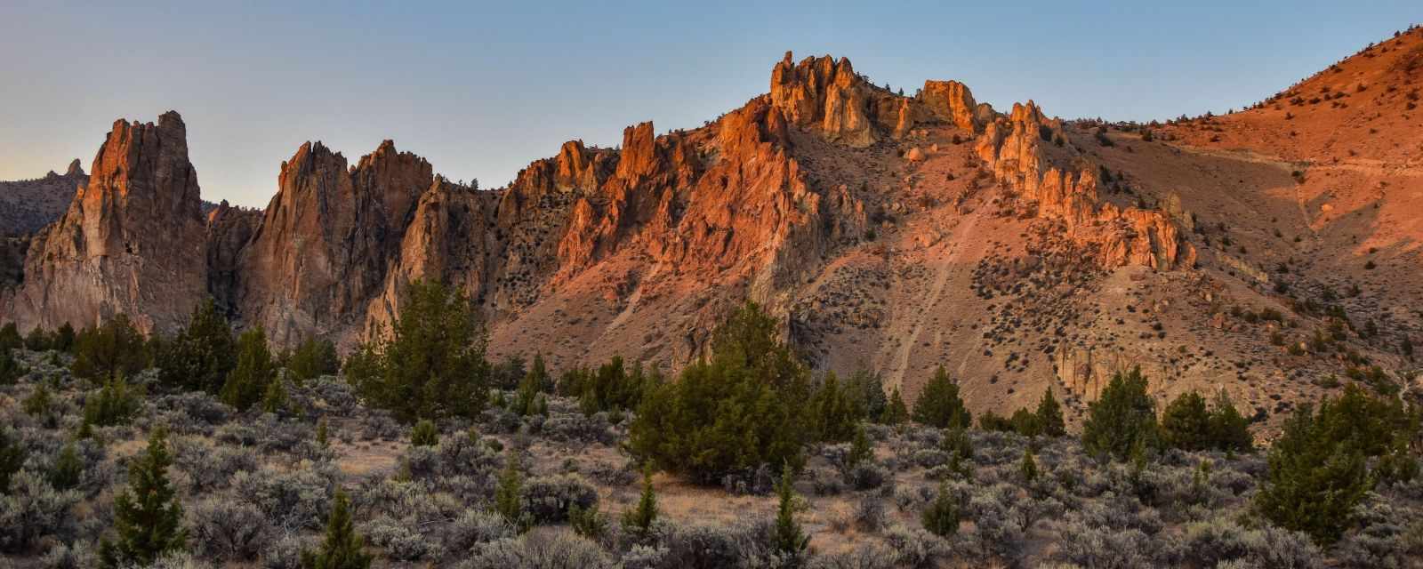 Hiking and Climbing in the Smith Rock State Park in Oregon