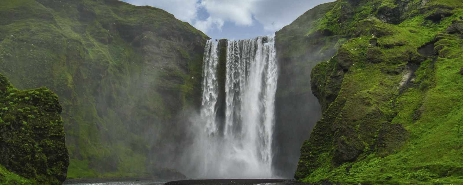Seljalandsfoss and Skógafoss – 2 Waterfalls Close to Reykjavik in One Day