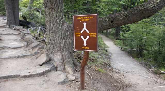 Trail branches with well marked signs to Fitz Roy Mirador and El Chalten