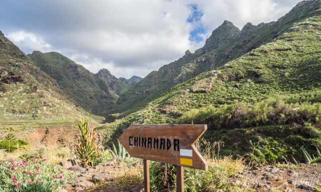 Chinamada hiking sign and yellow-white marking