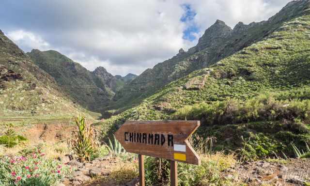 Chinamada hiking sign and yellow-white marking