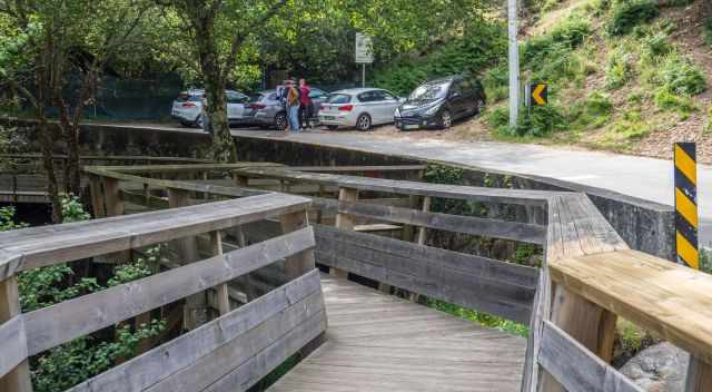 Smallest car park 4 spaces next to Paiva River and staircase