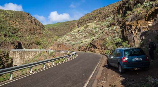 Small car park to the right shortly before the trailhead