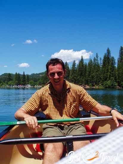 A man in a rowing boat on Lake Britton