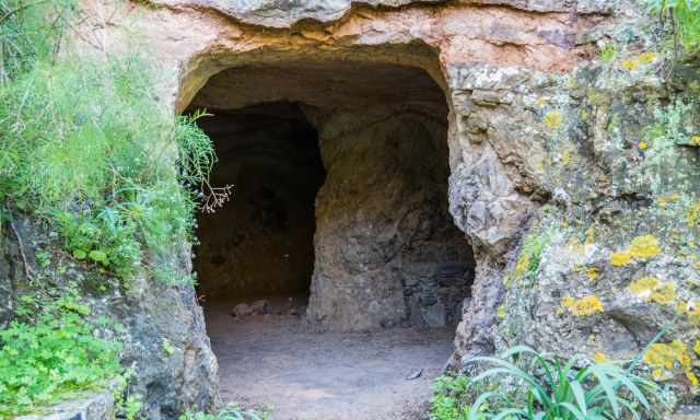 A bigger cave in former times inhabited in the Caldera de Bandama