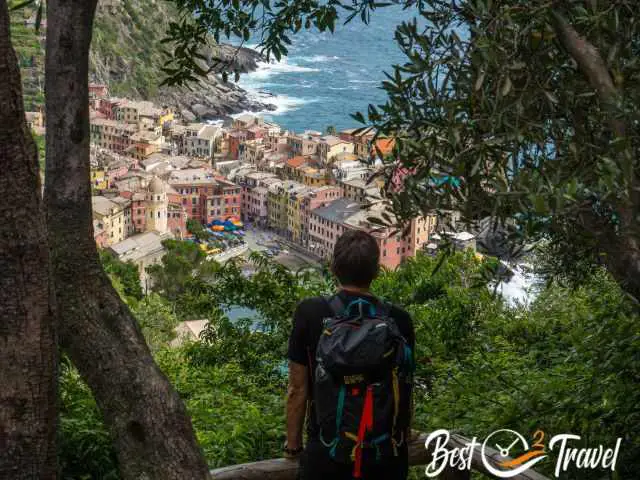 Blick auf Vernazza und den Hafen vom höher gelegenen Weg.