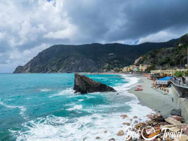 Monterosso Strand and the turquoise blue sea.