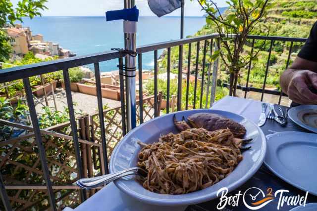 Unser Mittagessen und die Terasse mit wunderschönem Blick zum Meer.