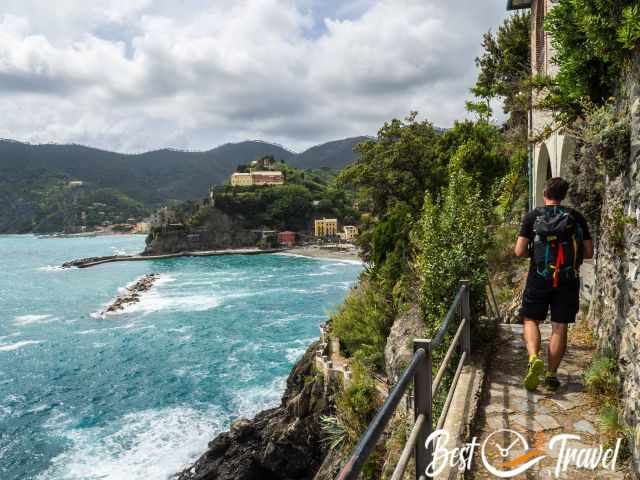 The blue hiking trail along the coast.