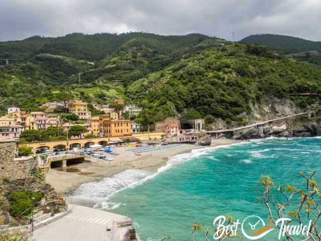 Das türkise Meer und der Strand von Monterosso al Mare.