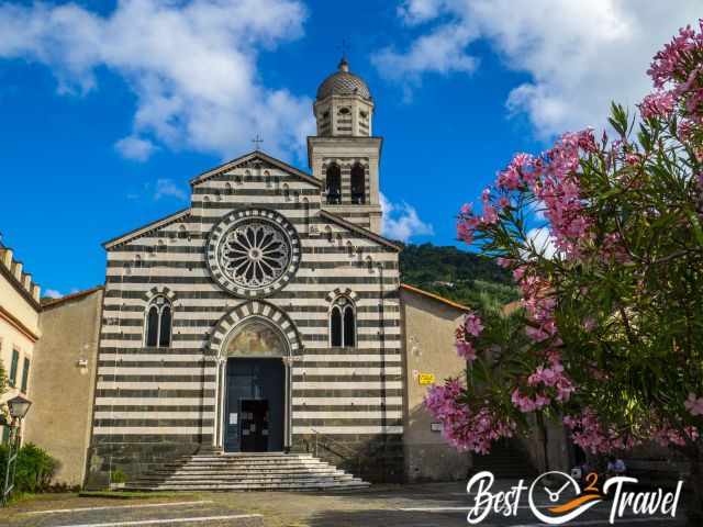 Grau weiß gestreifte Kirche in Levanto
