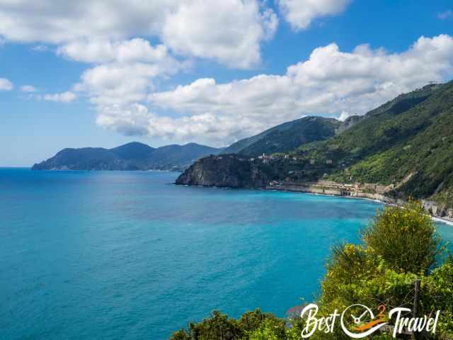 Manarola und die hügelige Landschaft am Meer