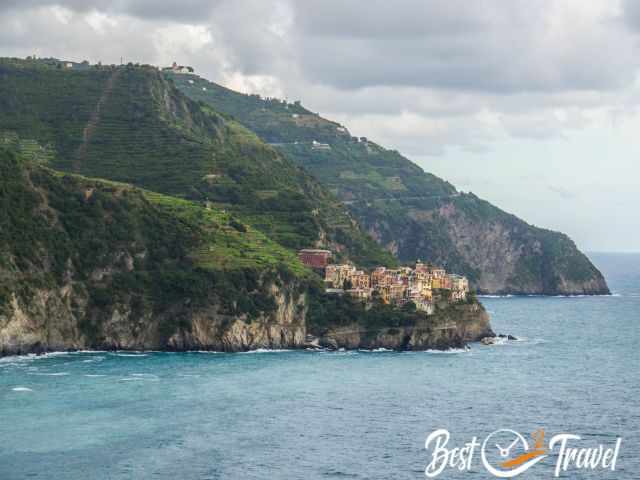 Manarola liegt auf einem schmalen Felsen über dem Meer