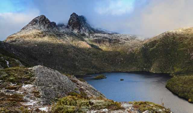 Cradle Mountain and Dove Lake with the first snow.