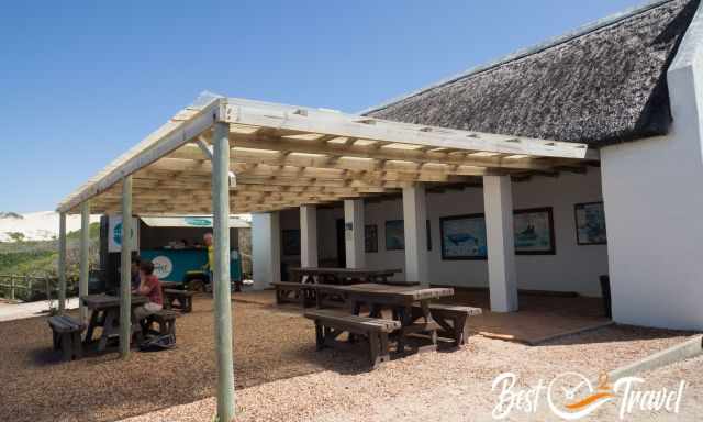 The picnic area with shelter at Koppie Alleen