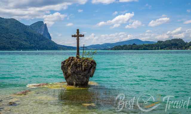 Mondsee - Moon lake shimmering in emerald green on a sunny day