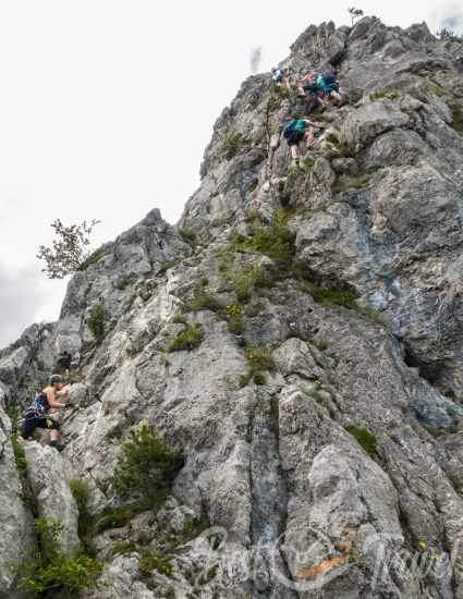 Several climbers are close together at Drachenwand