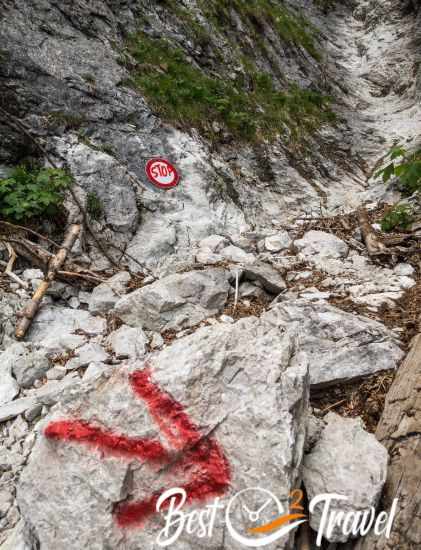 A big arrow to mark the track