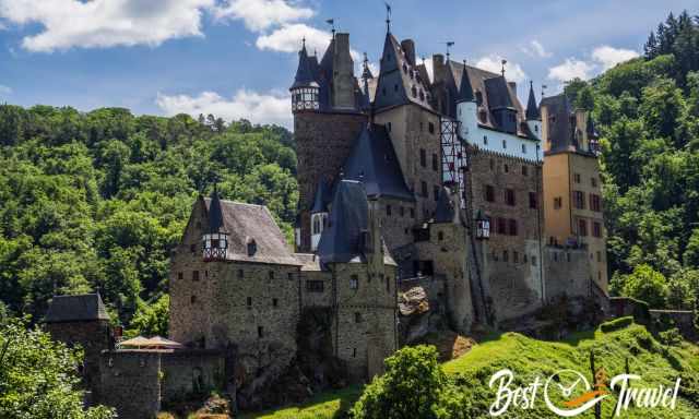 A zoom photo of Eltz Castle for more architected details