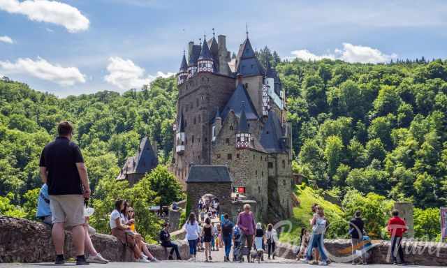 View from the ground in front of Eltz Castle on a busy day
