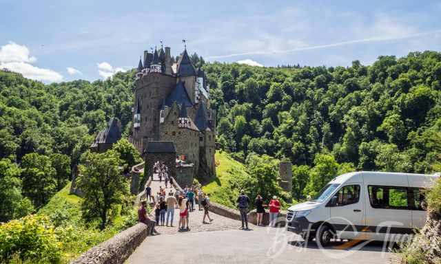 The shuttle bus in front of Eltz Castle