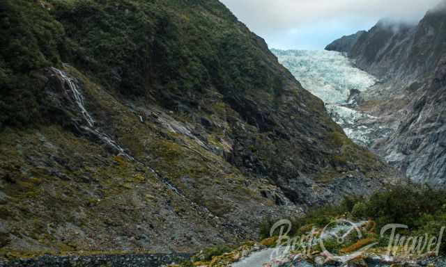 The wide and uneven path shortly before the end of the glacier.