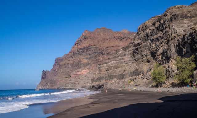 Playa de Güigüi on a sunny day with a clear blue sky