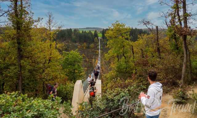 Crowds on the Geierlay bridge in autumn