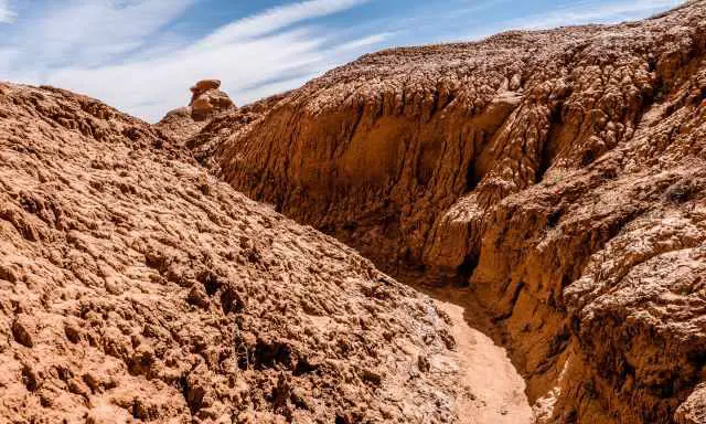 Another Trail in the Goblin Valley leading through a narrow wall