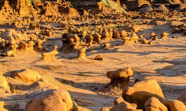 Zoom picture to a small amount of hoodoos - mushrooms