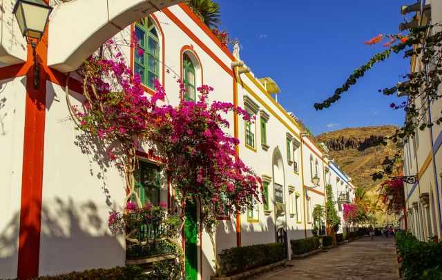 The colourful houses and flowers in Puerto de Mogan