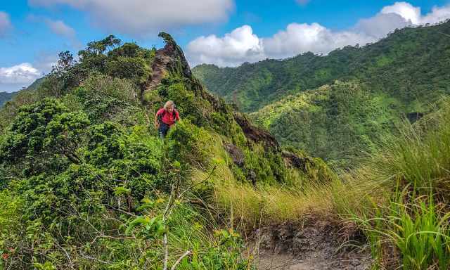 The exposed ridge on the trail to he Haikus Stairs