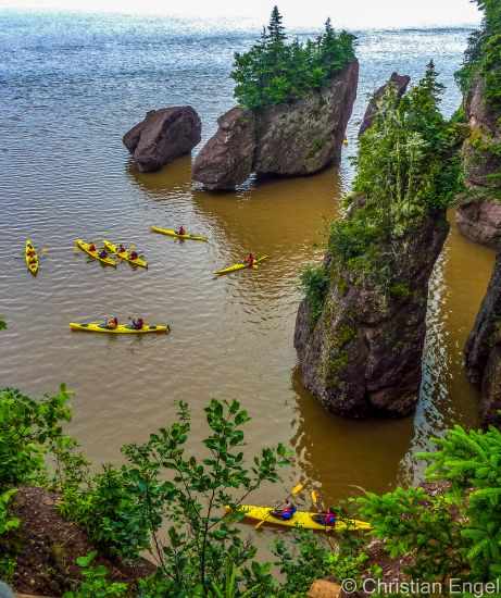 Kayaks around the Hopewell Rocks 