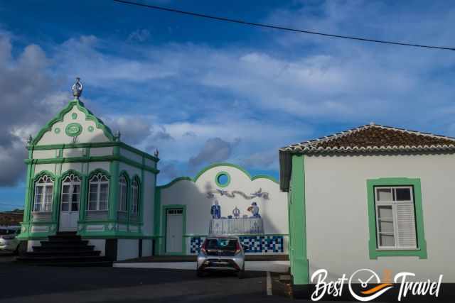 A green and white Imperio in Terceira