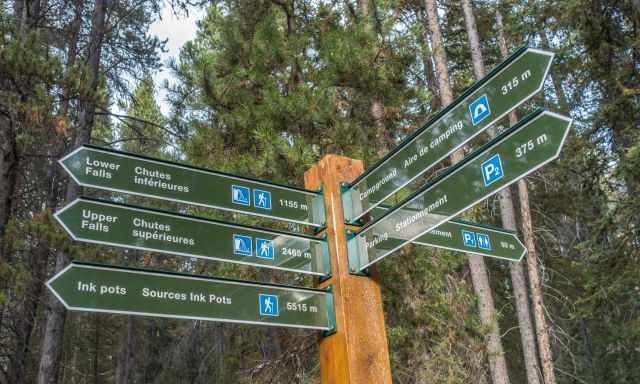 Hiking Sign for all directions with distance in Johnston Canyon