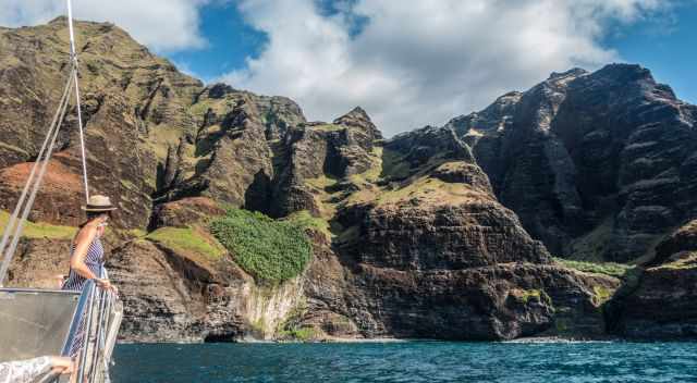 Kauai Boat Cruise along the Napali Coast to Kalalau