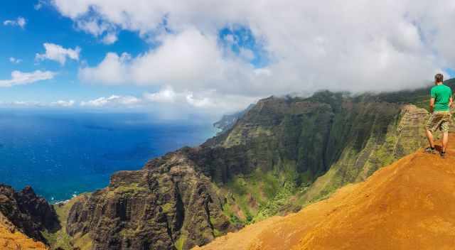 A man admiring the view to the Napali coast