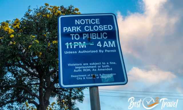 A sign indicating the opening hours of Koko Head District Park