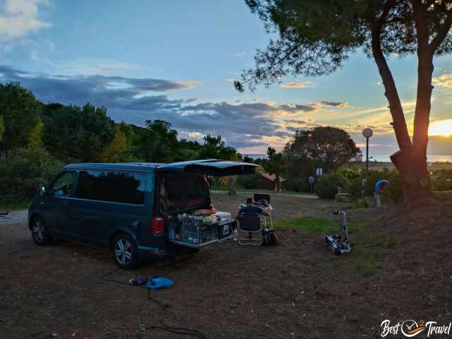 Unser VW Bus auf einem ruhigen Campingplatz