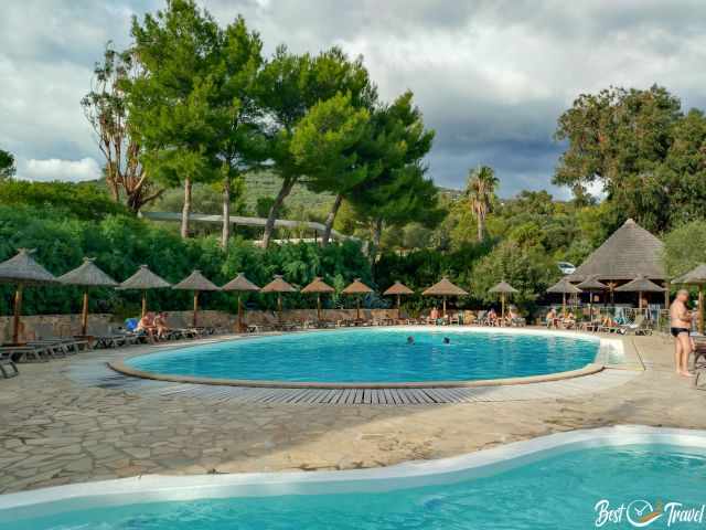 Pool and Whirlpool and sunbathing guests.