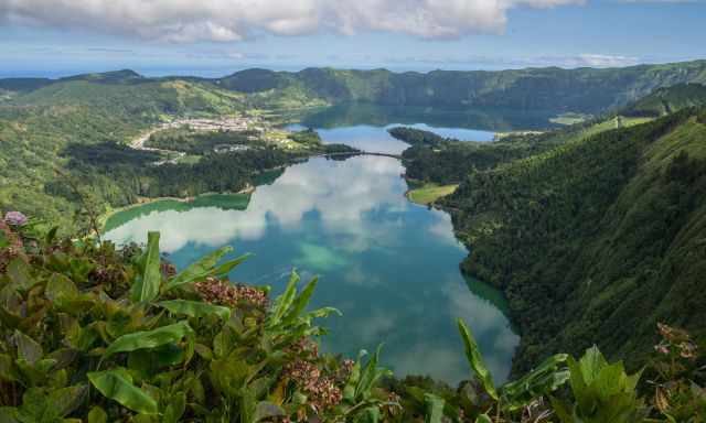 Lagoa Verde and in the back Lagoa Azul