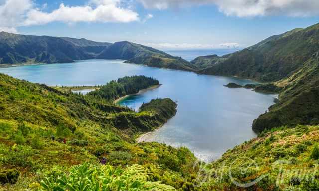 Hikers on the narrow trail down to Lagoa do Fogo